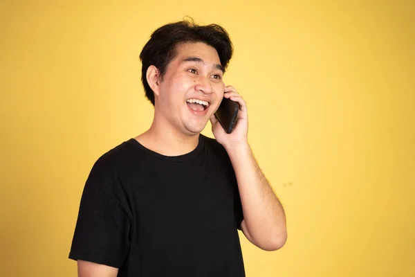 Homem rindo ao fazer telefonema em fundo isolado — Fotografia de Stock