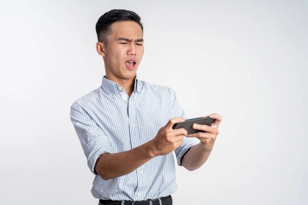 Asiatisk man som spelar dataspel på sin smartphone — Stockfoto