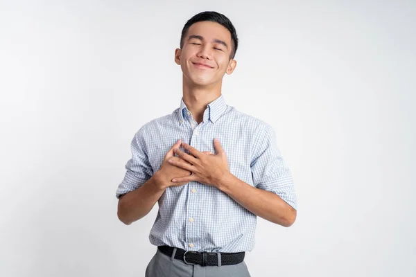 Jonge man met borst gevoel verlichten en troosten zichzelf — Stockfoto