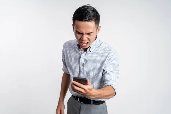 Portrait de asiatique homme en colère à son téléphone — Photo