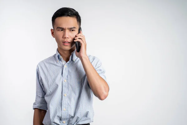 Mann geschockt und wütend beim Telefonieren auf seinem Smartphone — Stockfoto