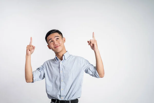 Affärsman asiatisk tittar upp och pekar på tomt utrymme — Stockfoto