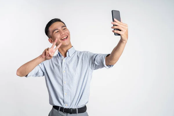 Šťastný asijský muž přičemž selfie s telefonní kamerou — Stock fotografie