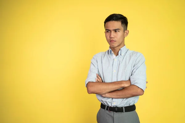 Zakenman met serieuze uitdrukking gekruist zijn arm en staan over geïsoleerde achtergrond — Stockfoto