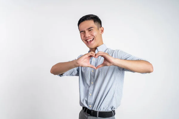 Man die een hart vormt met vingergebaren op geïsoleerde achtergrond — Stockfoto
