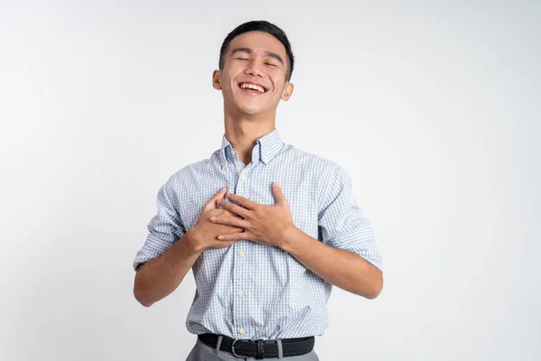 Joven sosteniendo el pecho sintiéndose aliviado y consolándose — Foto de Stock