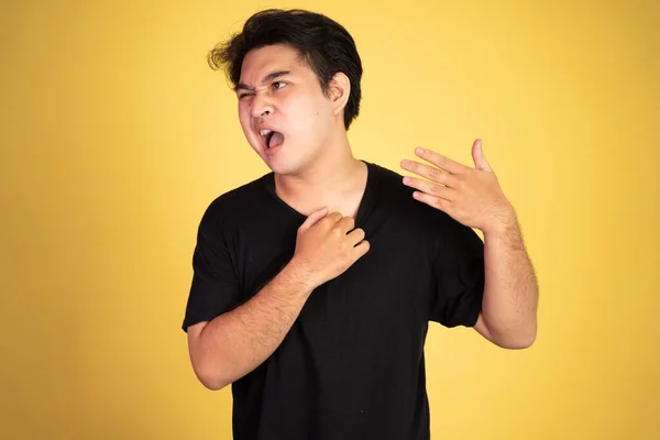 Jovem asiático homem com tshirt sentimento quente tempo — Fotografia de Stock