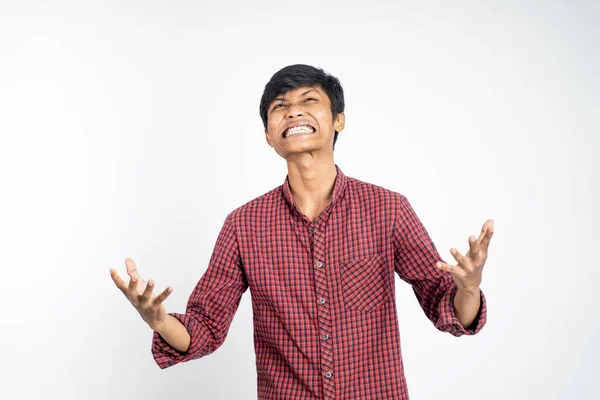 Estressado asiático jovem grito isolado no branco — Fotografia de Stock