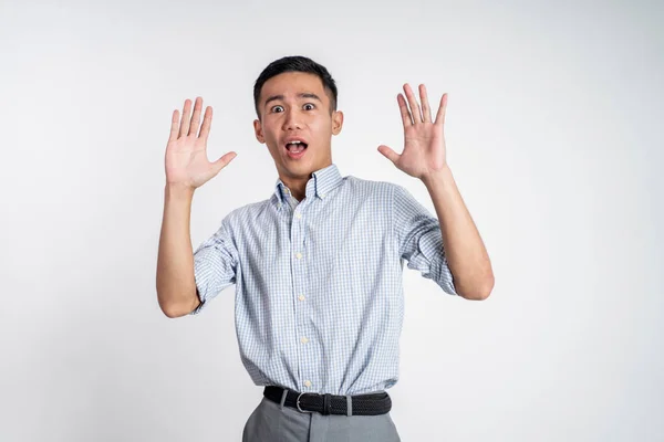 Asijský mladý muž s vyděšeným gestem na izolované — Stock fotografie