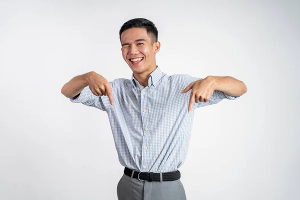 Vzrušený mladý muž s prsty ukazujícími dolů — Stock fotografie