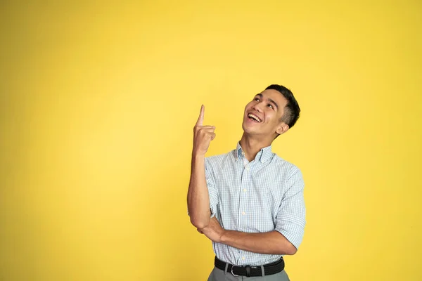 Joven excitado con los dedos apuntando hacia arriba —  Fotos de Stock