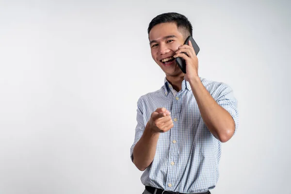 Man verrast bij het kijken naar een mobiele telefoon op — Stockfoto