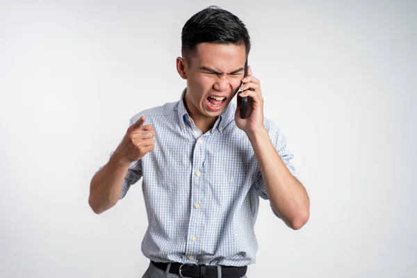 Homem chocado e irritado ao falar em seu smartphone — Fotografia de Stock