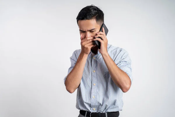 Uomo asiatico scioccato mentre parla sul suo smartphone — Foto Stock