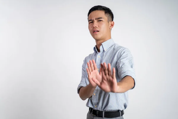 Asiático joven hombre con miedo gesto en aislado —  Fotos de Stock