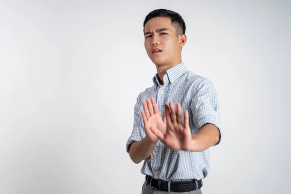 Asiatique jeune homme avec peur geste sur isolé — Photo