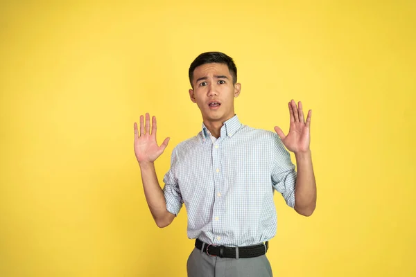 Azjatycki młody człowiek z przestraszony gest na odizolowanych — Zdjęcie stockowe