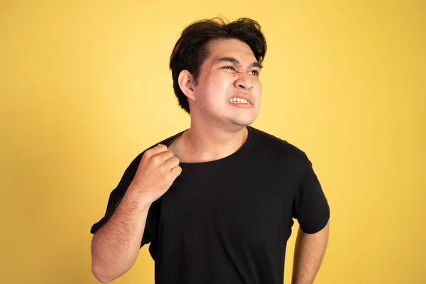 Młody Azji człowiek z tshirt uczucie Gorąca pogoda — Zdjęcie stockowe