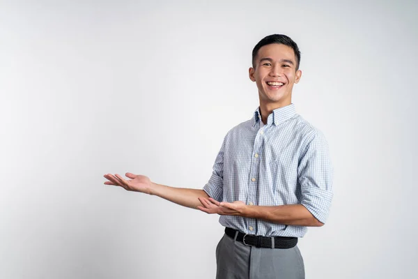 Asiático hombre sonriendo con ambos manos presentando algo —  Fotos de Stock