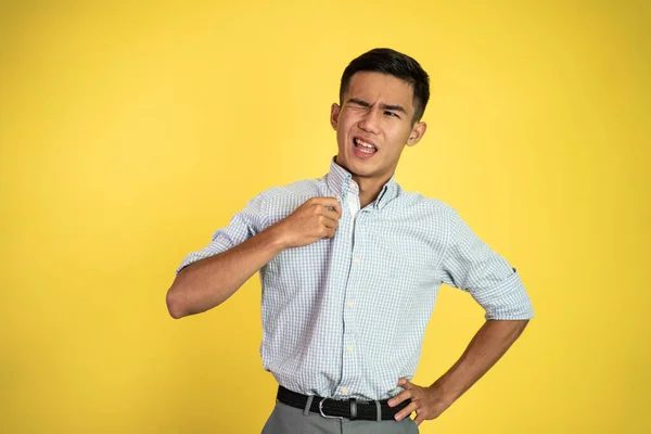 Ung asiatisk man med tröja känsla varmt väder — Stockfoto