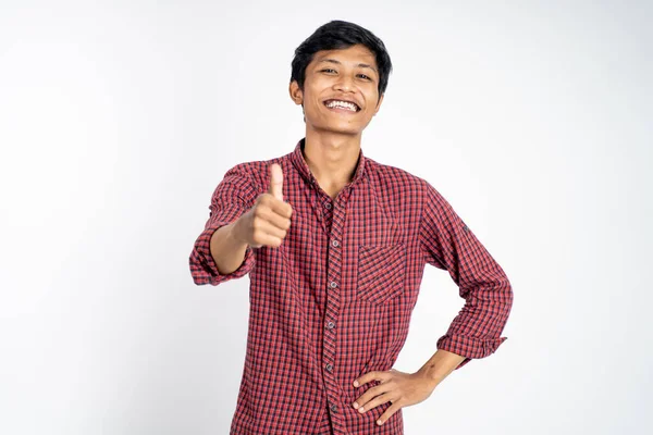 Asiático joven hombre mostrando pulgares arriba con sonriente dientes —  Fotos de Stock