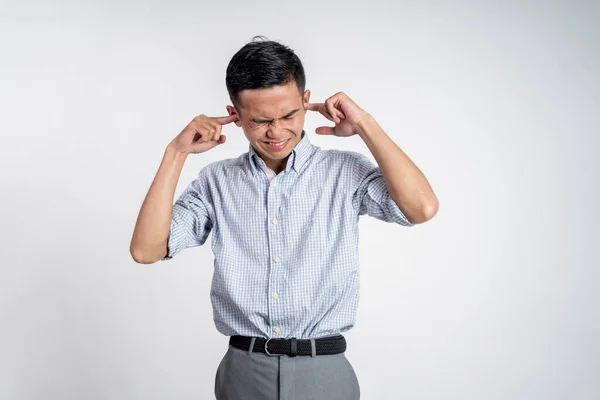 Estresado asiático joven hombre sosteniendo cabeza —  Fotos de Stock