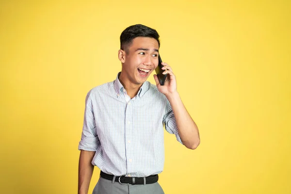 Jonge zakenman lachen terwijl het maken van een telefoontje — Stockfoto