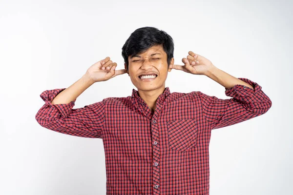 Gefrustreerde aziatische jonge zakenman bedek zijn oor — Stockfoto
