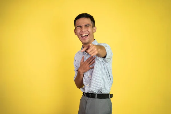 Asiático hombre de negocios riendo mientras dedos apuntando hacia adelante — Foto de Stock