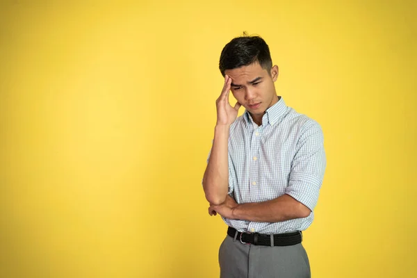 Stresszes ázsiai fiatalember tartja a fejét — Stock Fotó