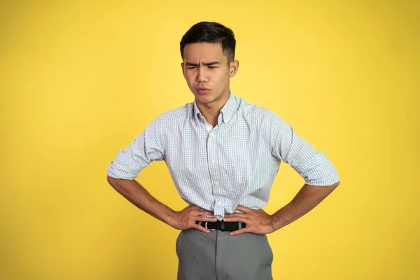 Uomo che ha mal di stomaco tenendo lo stomaco con due mani — Foto Stock