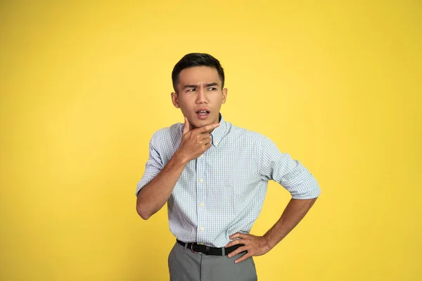 Zakenman met vragende uitdrukking kijkend naar de camera — Stockfoto