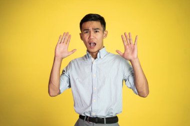 Korkak Asyalı genç bir adam tecrit edilmiş.