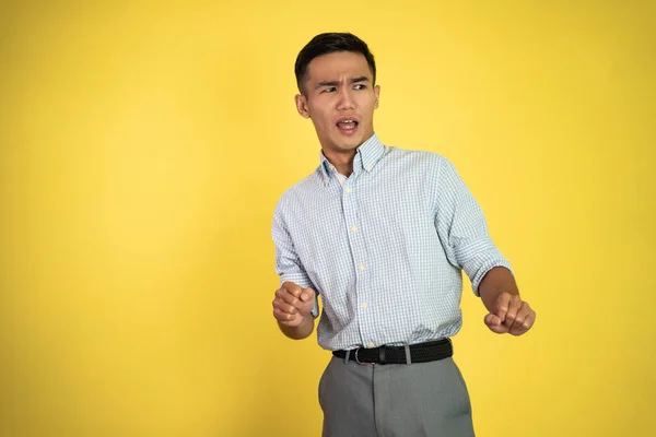 Asiatisk man chockad uttryck stående över isolerad bakgrund — Stockfoto