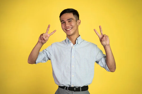 Aziatische man met schattige hand gebaar maken v vorm op vinger — Stockfoto