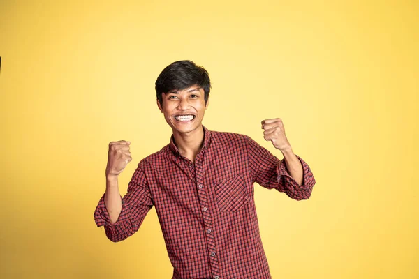 Podekscytowany Azji młody człowiek z dwoma rękami zaciśnięte — Zdjęcie stockowe