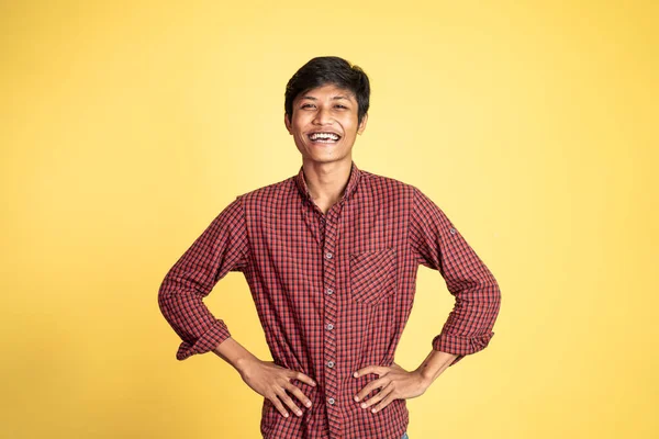 Щасливий азіатський молодий чоловік сміється природно на студійному фоні — стокове фото