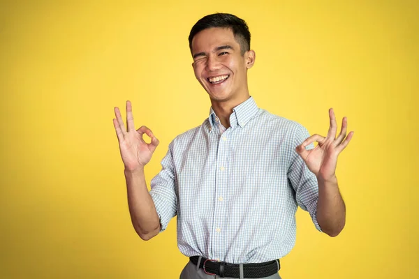 Ázsiai fiatal férfi bemutató rendben kéz gesztus mosolygós — Stock Fotó