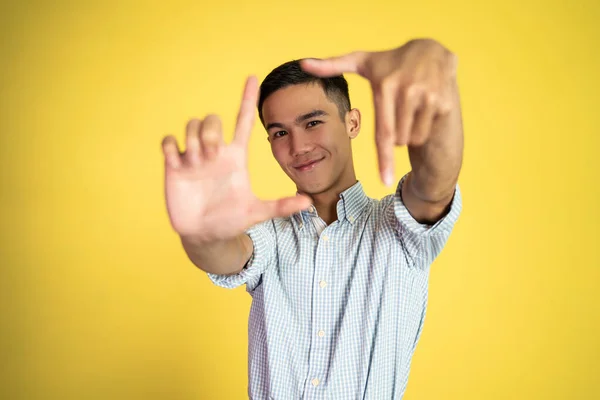 Человек делает форму рамы жестом пальца — стоковое фото