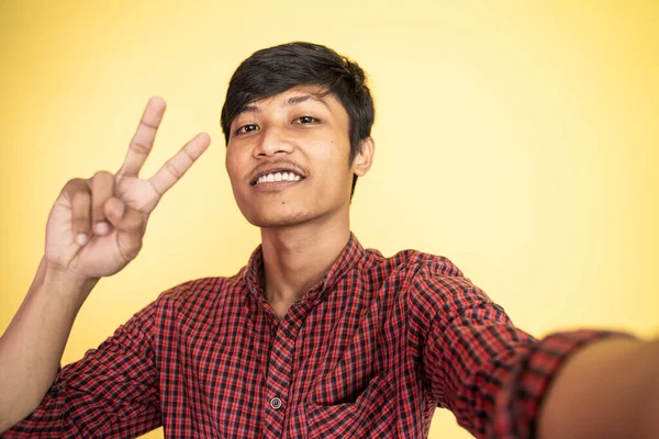 Happy asian man taking selfie with phone camera — Stock Photo, Image