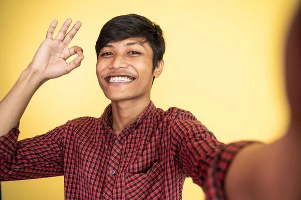 Feliz asiático hombre tomando selfie con teléfono cámara —  Fotos de Stock