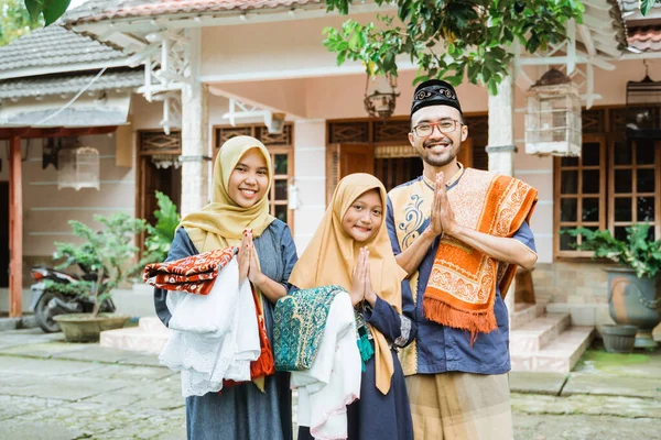 Asiatique musulman s'attendant famille à venir pendant idul fitri — Photo