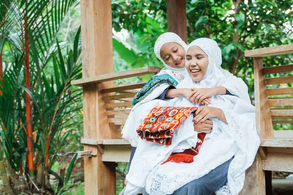 Potret ibu dan anak mengenakan mukena — Stok Foto