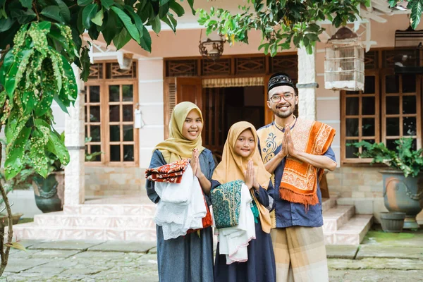 イドゥル・フィトリの間に家族が来ることを期待しているアジア系ムスリム — ストック写真