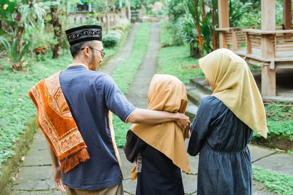 Keluarga Muslim berjalan dari rumah mereka ke masjid untuk salat Idul Fitri — Stok Foto