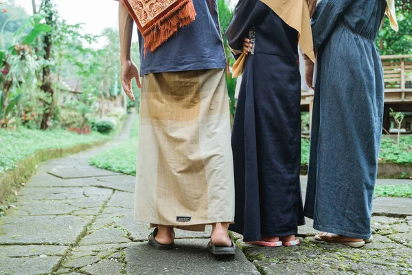 Muslimská rodina chůze od svého domu do mešity pro Eid Mubarak modlitby — Stock fotografie