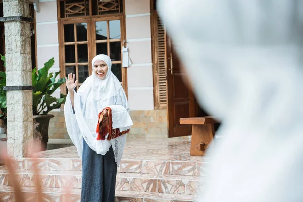 Muslimsk kvinna med hijab vinkar åt sin vän — Stockfoto