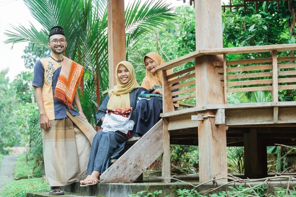 庭に座って会話をしている家族イスラム教徒は — ストック写真