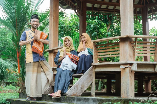 Muslim keluarga duduk di taman dan memiliki percakapan — Stok Foto