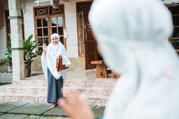 Muslim woman with hijab waving at her friend — Stock Photo, Image